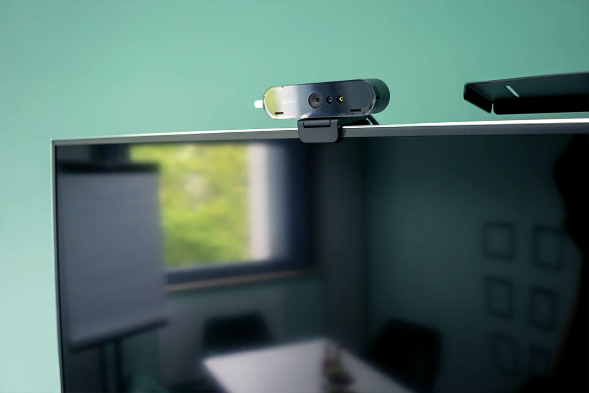 55-Zoll-Bildschirm mit Webcam